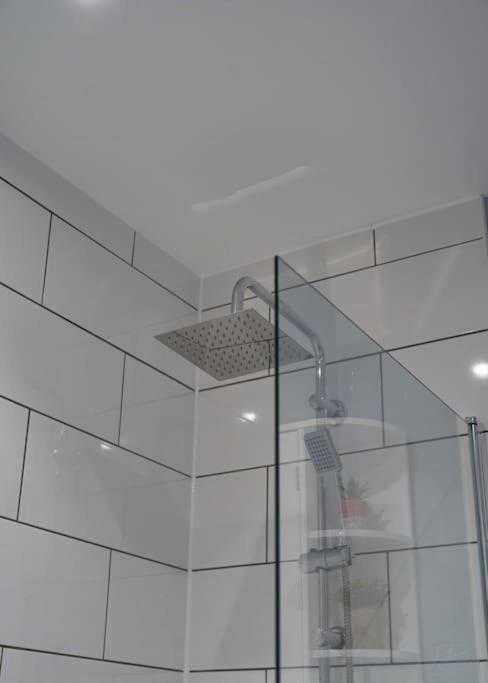 Stunning Luxury 2 Bed Apartment With En-Suite In Wokingham City Centre Экстерьер фото
